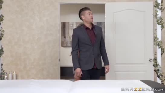 Спортивная массажистка сама разделась перед клиентом 1