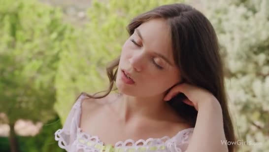 Худенькая деваха ласкает себя прямо на природе 1