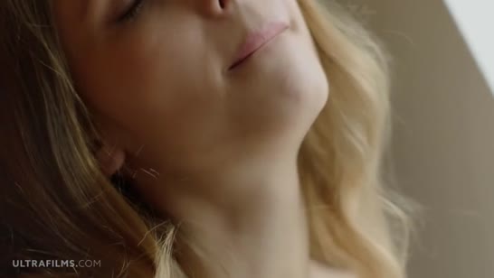 Молодка с большими сиськами решила потеребить вагинку 2