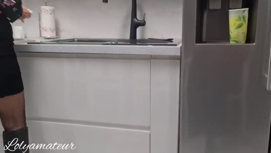 Блондинка слишком откровенно крутила жопой на кухне 2