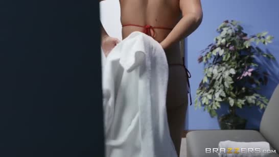 Зрелая самочка не стесняясь показывает фигуру 1