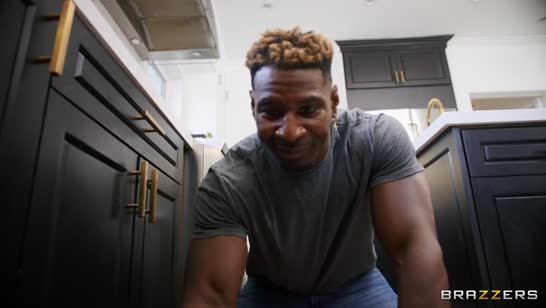 Негр жестко прет Адрию Рэй прямо на кухне 1