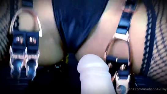 Madison Ivy оделась в женщину кошку и устроила мастурбацию