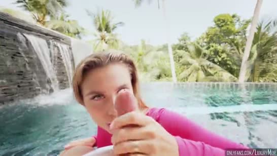 Гламурная блондинка хорошо проводит свой отдых