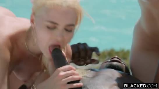 Черные мужики жестко отодрали молодых девок на море 7