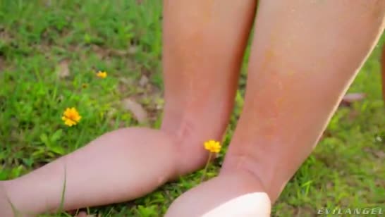 Нимфоманка Скарлет Чейс трахается в задницу на лужайке 1