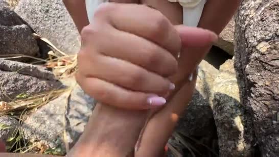 Гламурная телка трясет дойками и дает перед камерой 2