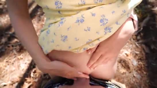 Деваха сама оголяет попу и хочет секса в парке 8