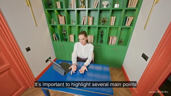 Гламурная администратор рада скинуть с себя одежду 1