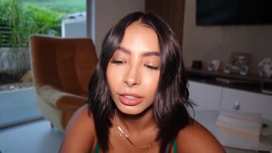 Спортивная сучка снимает жесткую порнуху от первого лица