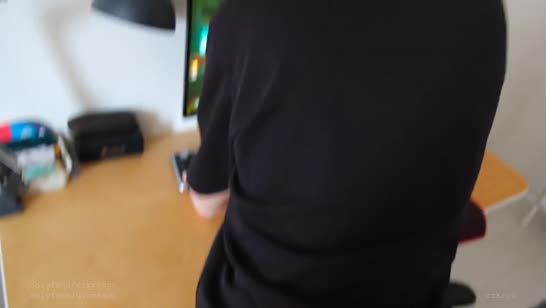 Пока девушка играла в компьютер, парень ее активно лапал