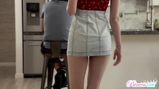 Молодая мачеха решила оголиться перед пасынком 1