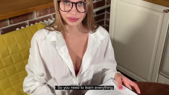 Шлюшковатая сводная сестра не против чпокнуться на кухне