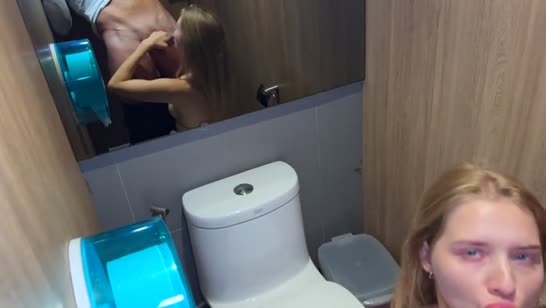 Хитрый тренер учит молодую спортсменку трахаться по туалетам