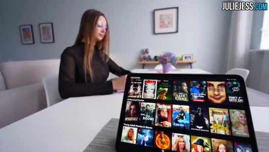 Очкастая нимфетка ловко управилась с большим хером 1