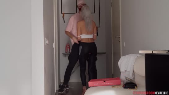 Eva Elfie снимает вебкам порево в прямом эфире