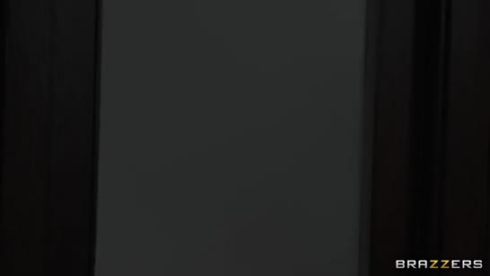 Развратная телочка очень хотела секса со здоровым соседом 1