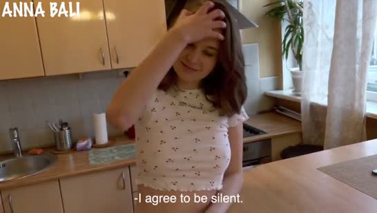 Паренек застукал сводную сестру за голой фотосессией