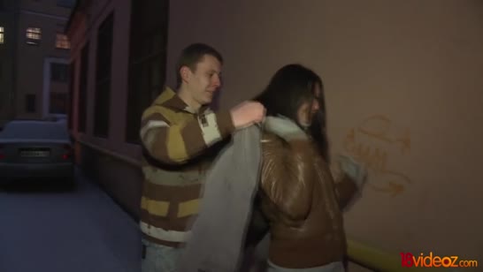 Привел студентку в затхлую квартиру и отымел ее на кухне 1