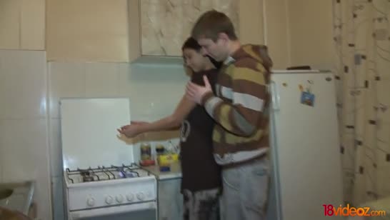 Привел студентку в затхлую квартиру и отымел ее на кухне 2