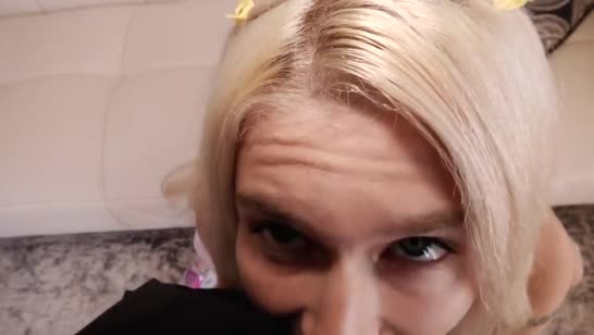 Хрупкая Emma Rosie округляет глаза от члена в ее дырке 1